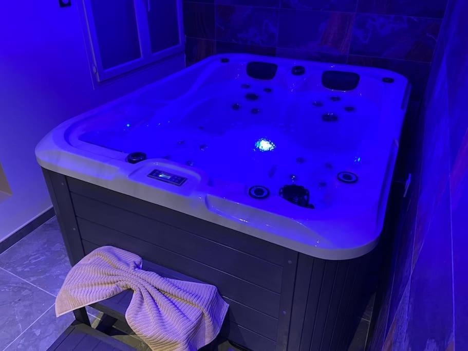 Maison Avec Jacuzzi Orange  Zewnętrze zdjęcie